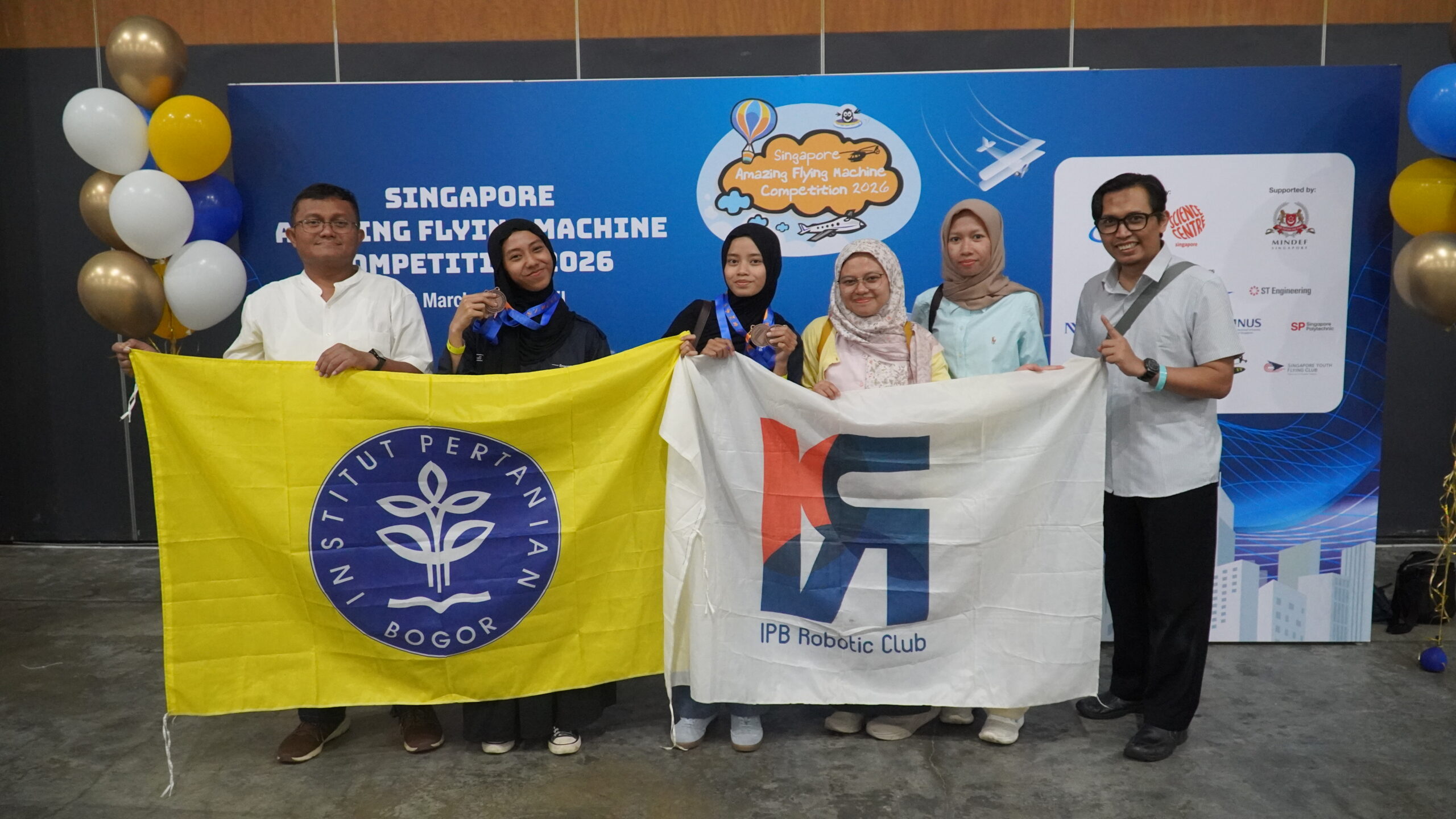 Read more about the article Tim Robot IPB University Finish di Peringkat Ketiga Kompetisi Singapore Amazing Flying Machine Competition (SAFMC)