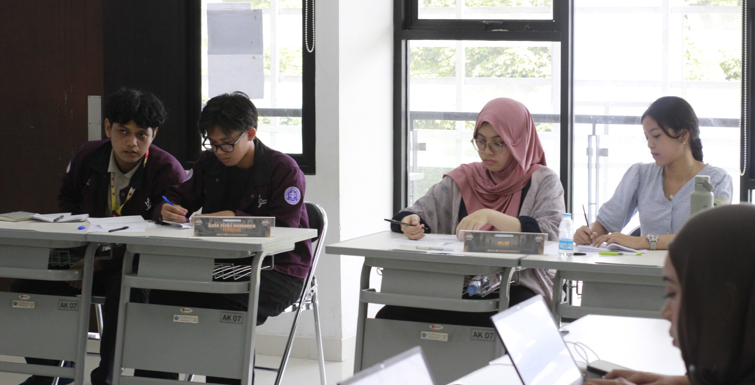 Read more about the article Adu Argumentasi dan Kolaborasi Mahasiswa Warnai Semifinal dan Final Debat IPB Excellence Challenge 2026