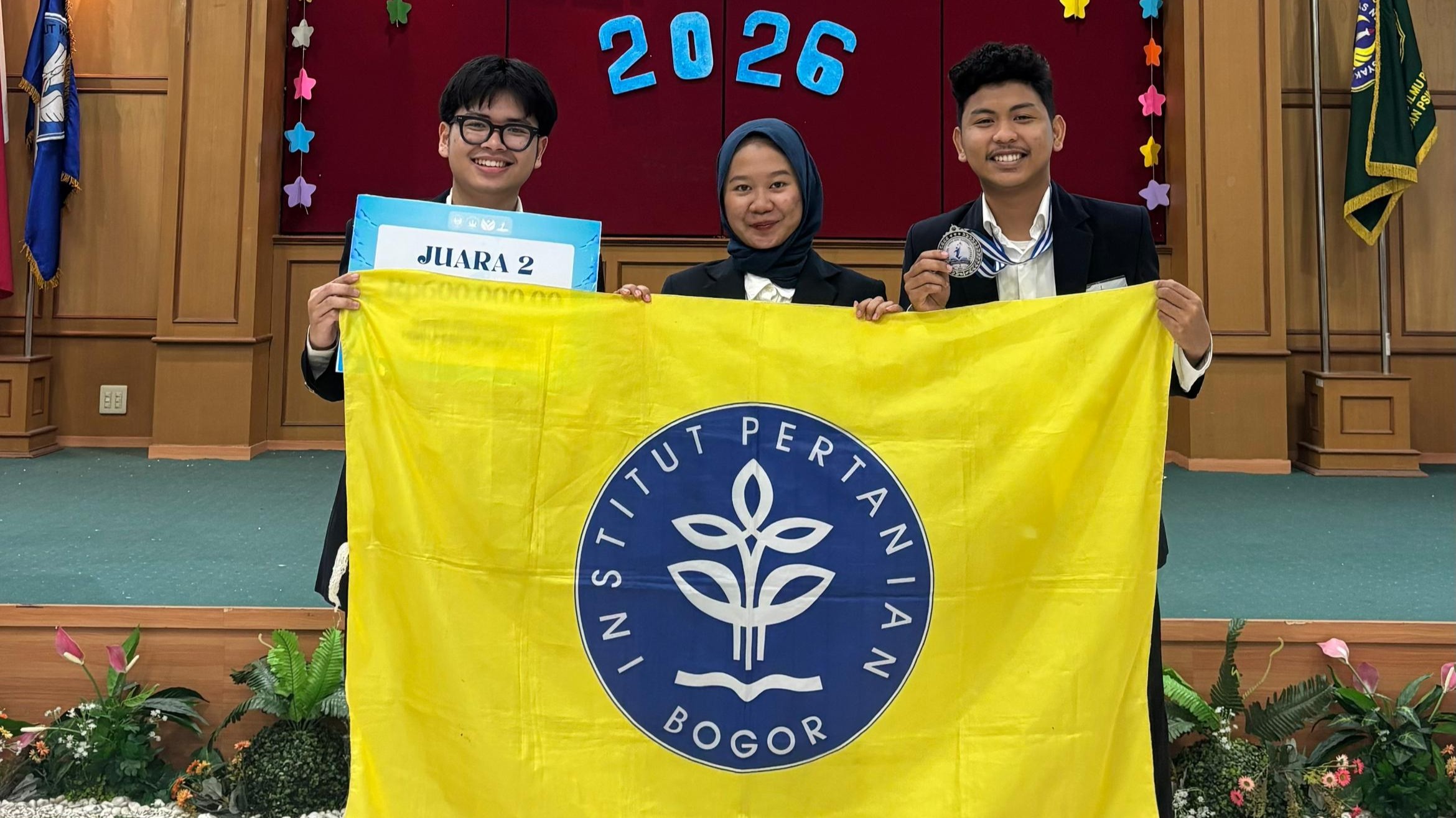 Read more about the article Gagas “TemanGuru” Berbasis AI, Trio Mahasiswa Angkatan 62 IPB University Sabet Juara 2 di LENTERA 2026