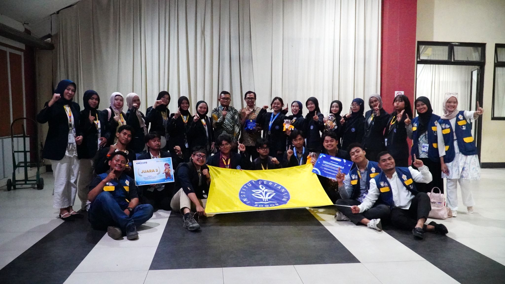 Read more about the article IPB UNIVERSITY RAIH DUA PENGHARGAAN DI AJANG KMI EXPO DAN GRAND FINAL KBMK 2026